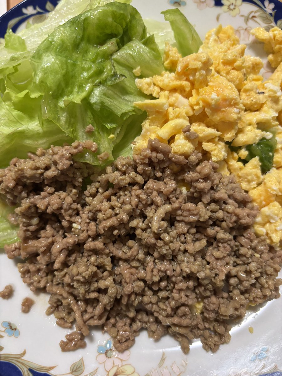 c7ribbon's tweet photo. 歯を治療したばかりで食べやすいものと思ってそぼろ3色丼にしました。
甘辛の味付けにだし醤油と砂糖を使いました https://t.co/AVBkYzXnlv