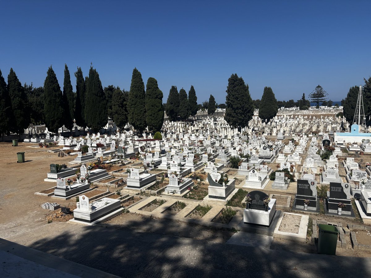 BekirSahinKonya's tweet photo. 📍Bekir Şahin’in Gezi Notları | Rodos

Rodos’ta ziyaret ettiğimiz Gani Ahmet Mezarlığı, yalnızca bir kabristan değil; adadaki Türk-İslam varlığının tapusu bu mezarlık, geçmişte  vakıf arazileriyle çevriliymiş. 

Her mezar taşı bir hayatı, her kabristan bir medeniyeti anlatır. https://t.co/0u5Sif4LwD