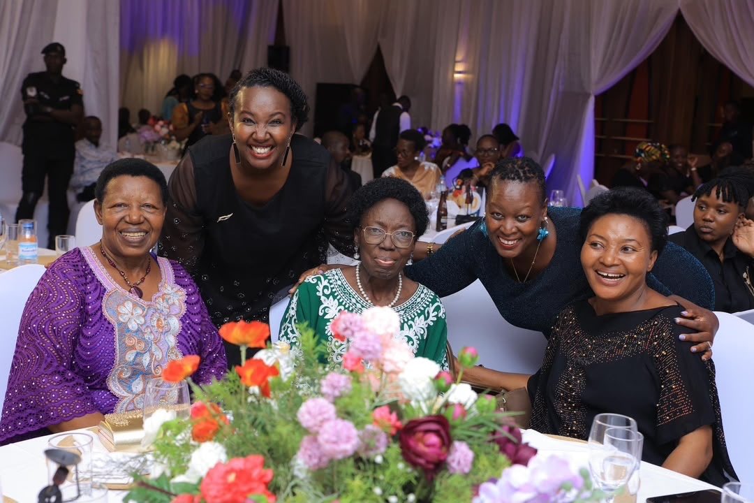 Bravejonathano2's tweet photo. Rich women have simple haircuts of 15k but a Kampala woman will ask you 300k for hair 😂😂😂 https://t.co/16NAalwluc