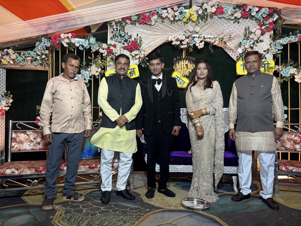 vikramkdoffice's tweet photo. श्री विक्रम देशमुख गत रात्रि जनपद खैरलाँजी के ग्राम घुबड़गोंदी निवासी श्री भैरव प्रसाद भगत के पुत्र चि. संकेत के आशीर्वाद समारोह में उपस्थित हुए।विवाह स्थल पर ग्राम भंडारबोड़ी,कचेखनी,झरिया,भाजियादंड  के मित्रों से आत्मीय भेंट हुई। https://t.co/OMeA0Rw5lo