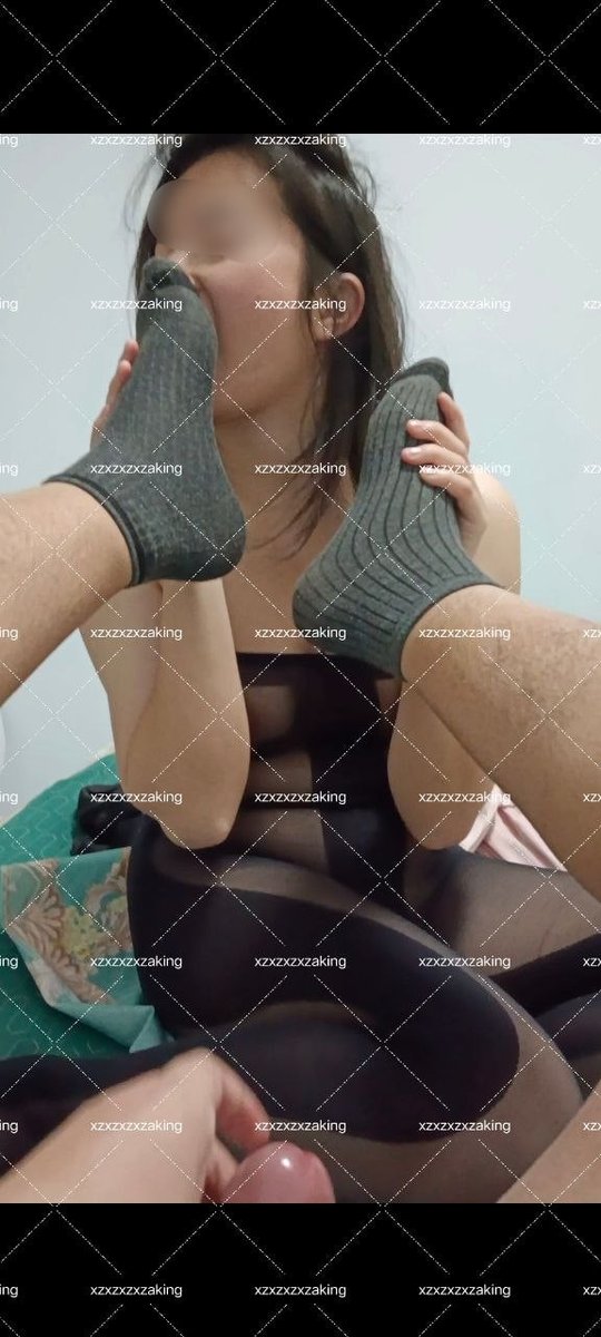 Nicknidick's tweet photo. 成功调教成功02年外贸女，闻舔我的臭袜脚，女人舔男人丝袜脚真的��最爽的口交了，舔哪里都不如舔男人臭脚啊，有没有广东肥猪大叔爱穿丝袜的联系我 https://t.co/TcMDuuK9Tm