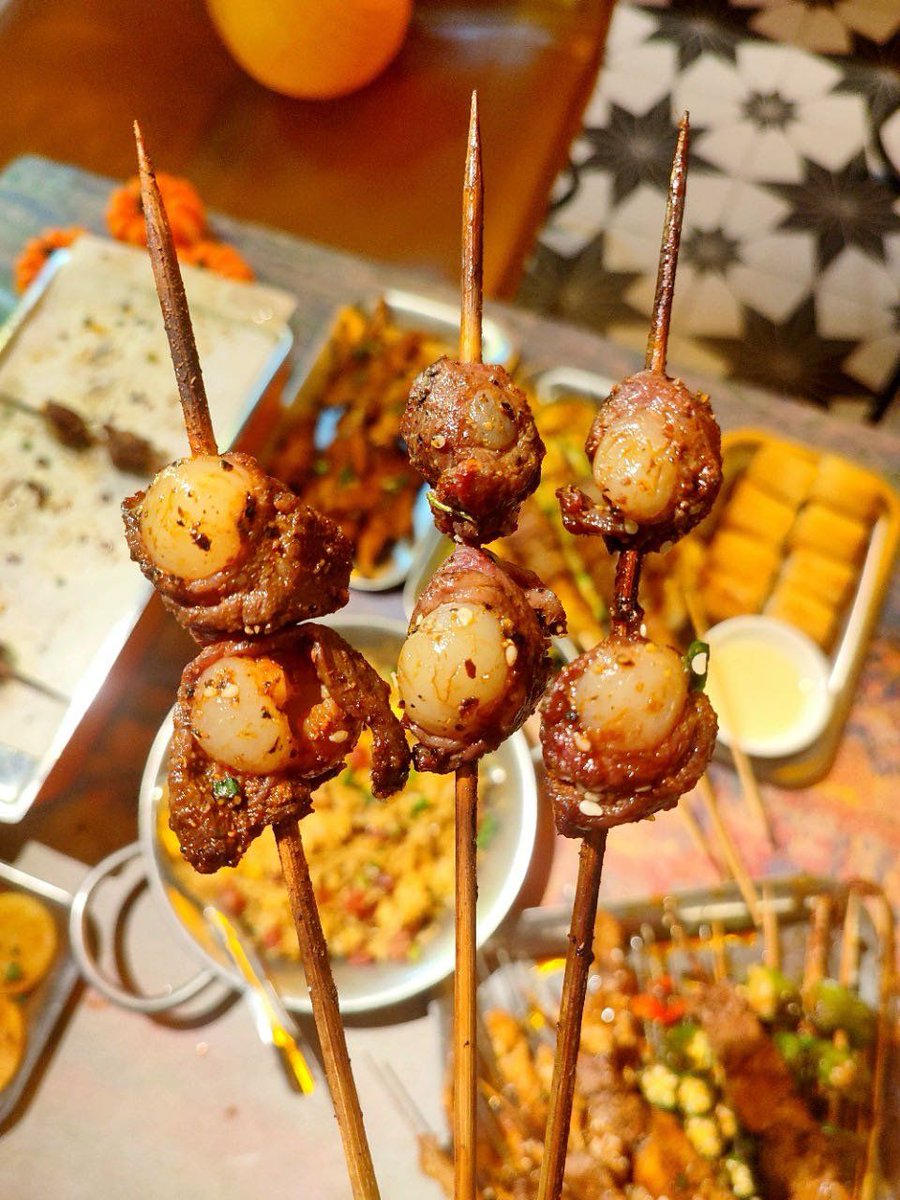 Endzaa's tweet photo. Craving warm and crispy street skewers The fragrant smell is drifting along the roadside, perfect for a quick bite after a walk! https://t.co/jNjpFKMtOk