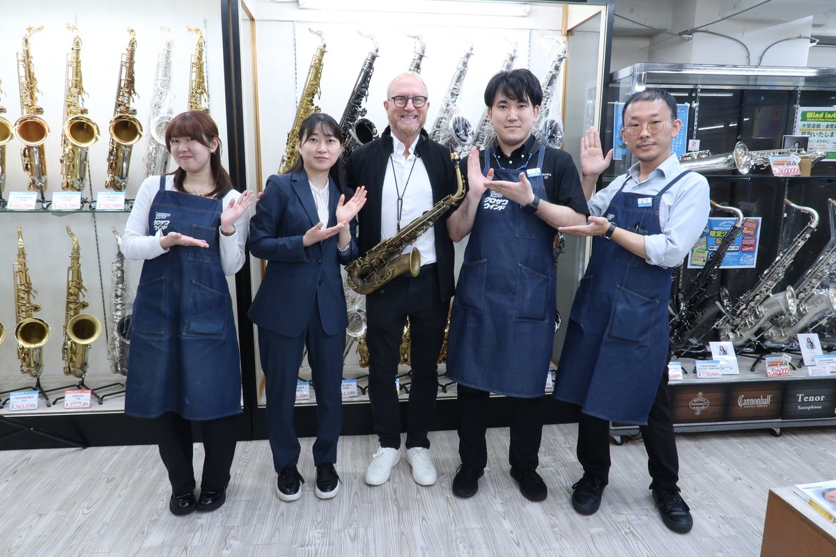 saxophone_labo's tweet photo. なっなんと!!!!
アメリカから【JodyJazzマウスピース】の創設者、
ジョディ・エスピナさんがご来店されました😳

とてもフレンドリーな方で、
スタッフ全員で写真をパシャリ📸

新商品のQUASARも店頭でお試しも
出来ますので、ぜひご来店下さい🎷 https://t.co/AQlOI28vvt