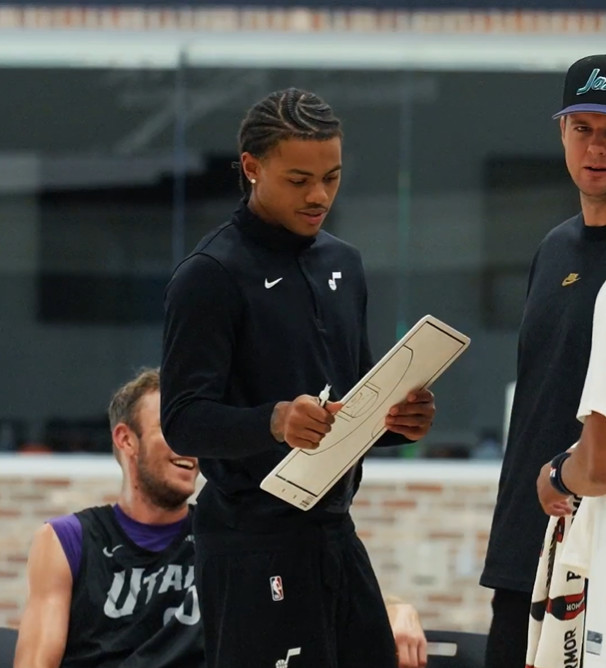 Basket_Infos's tweet photo. Keyonte George à la Summer League de Las Vegas en tant qu’assistant coach

Selon @NBASarah, Keyonte George va intégrer le staff du Jazz comme assistant coach pour un match de Summer League, le 9 juillet à Las Vegas face aux Wizards d’AJ Dybantsa.

L’idée est née après un entraînement où George a dessiné un système de fin de match pour Darryn Peterson. L’action a fonctionné, les blagues sur son avenir de coach ont suivi… puis le Jazz a vraiment poussé le concept.

La NBA a donné son feu vert, à condition que ce soit limité à un seul match et que George ne soit pas rémunéré.

George sort d’une grosse saison avec Utah, à 23.6 PTS et 6.1 AST, et continue d’affirmer son rôle de leader auprès des jeunes du Jazz.