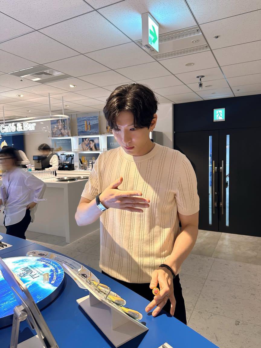 0524vx's tweet photo. taekwoon went to laka UV shield lip event in japan! HE LOOKS SO BEAUTIFUL 🤍 https://t.co/9u7J8IH86C