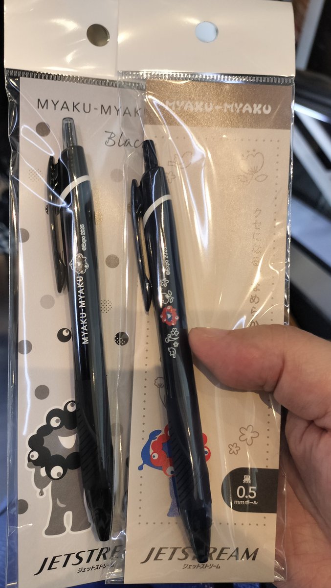 ding_dong48's tweet photo. 日本橋MARUZENまで歩いて原田ちあきさんの個展を覗いたわよ🐻

おっほ！ファミリー🐻！

すぐ近くのミャクミャクストアにジェットストリームがあった🐻！

生粋のジェットストリーマー🖊️だから2000円くらいで転売で買おうかと思ってた🐻❌️ https://t.co/KoeClMJRp4