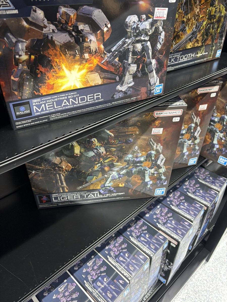 RAVPLUS's tweet photo. 池袋ヨドバシも寄ってきた。
ガンプラコーナー広いし、ついでにアーマードコアの棚もいっぱいあるー！

上の階にまだ工事中（？）みたいな広大な空間があってビックリした。。 https://t.co/Ex0200I3wB