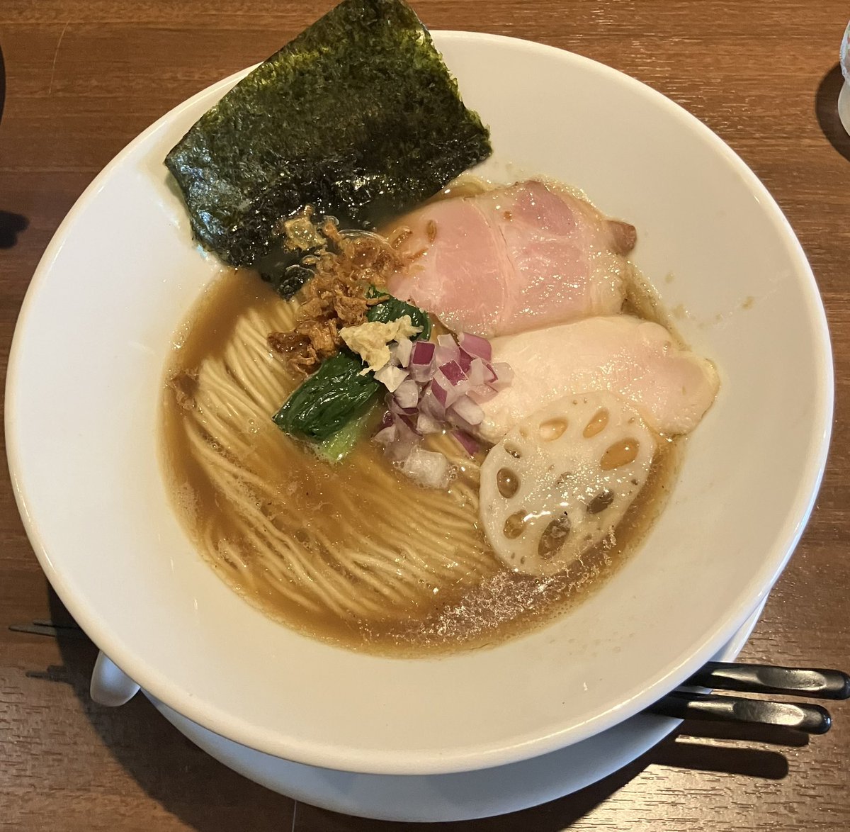 spoon_obasan's tweet photo. らあめん あじるく＠大塚
今週の限定　バジルとレモンクリームの冷たいらあめん+味玉
今週の醤油　豚と貝と生姜の醤油らあめん（小）
バジルと甘いレモンクリームが見事にマッチング👏茄子の揚げ浸し💯ローストミニトマト💯
まろやかな醤油スープに生姜と紫玉ねぎが旨味を増す👏チャーシュー💯満福🥰 https://t.co/qzuJcsJmxZ