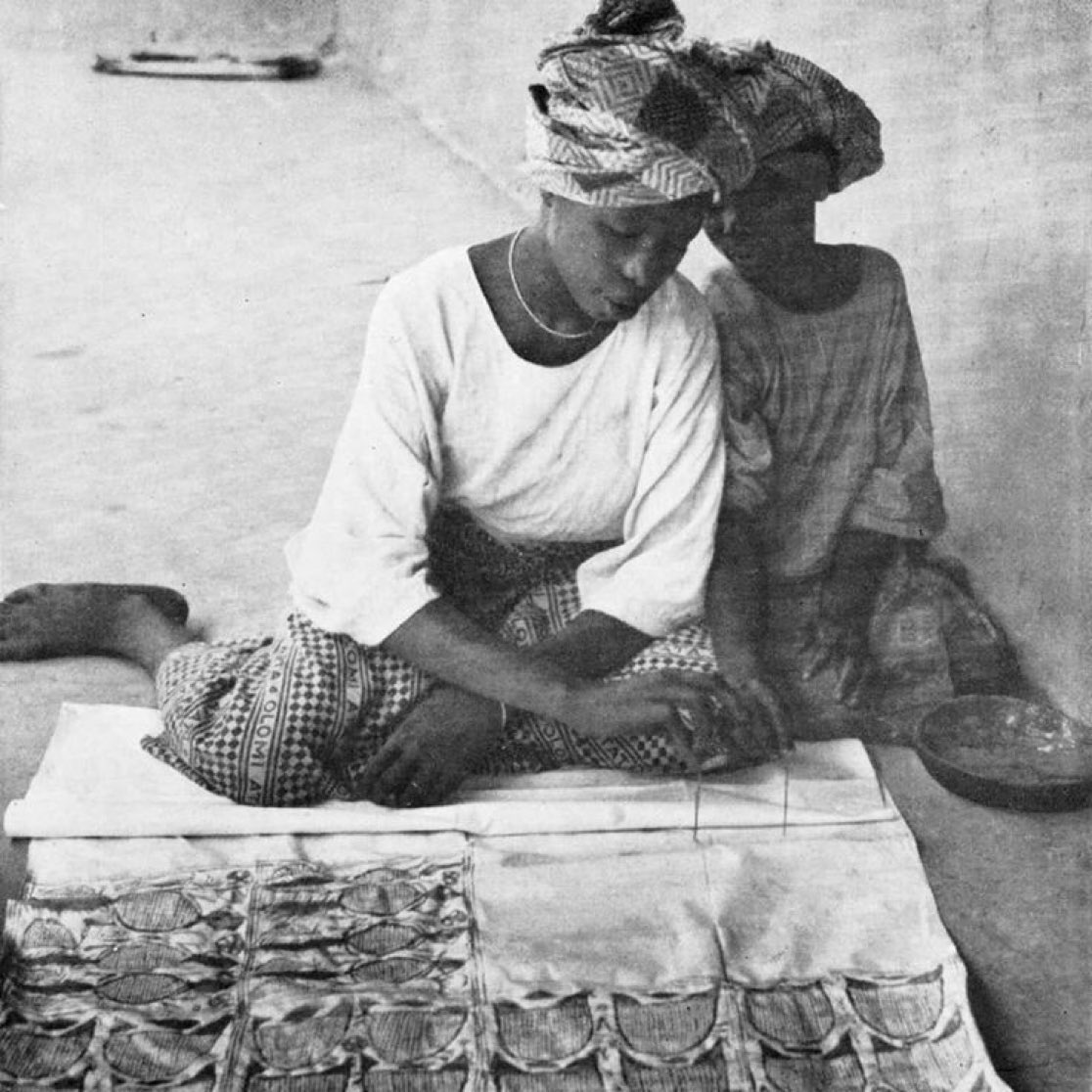 ifejournal's tweet photo. Vintage scene of a Yoruba mother and child making adire cloth. https://t.co/UxHDxaEoli