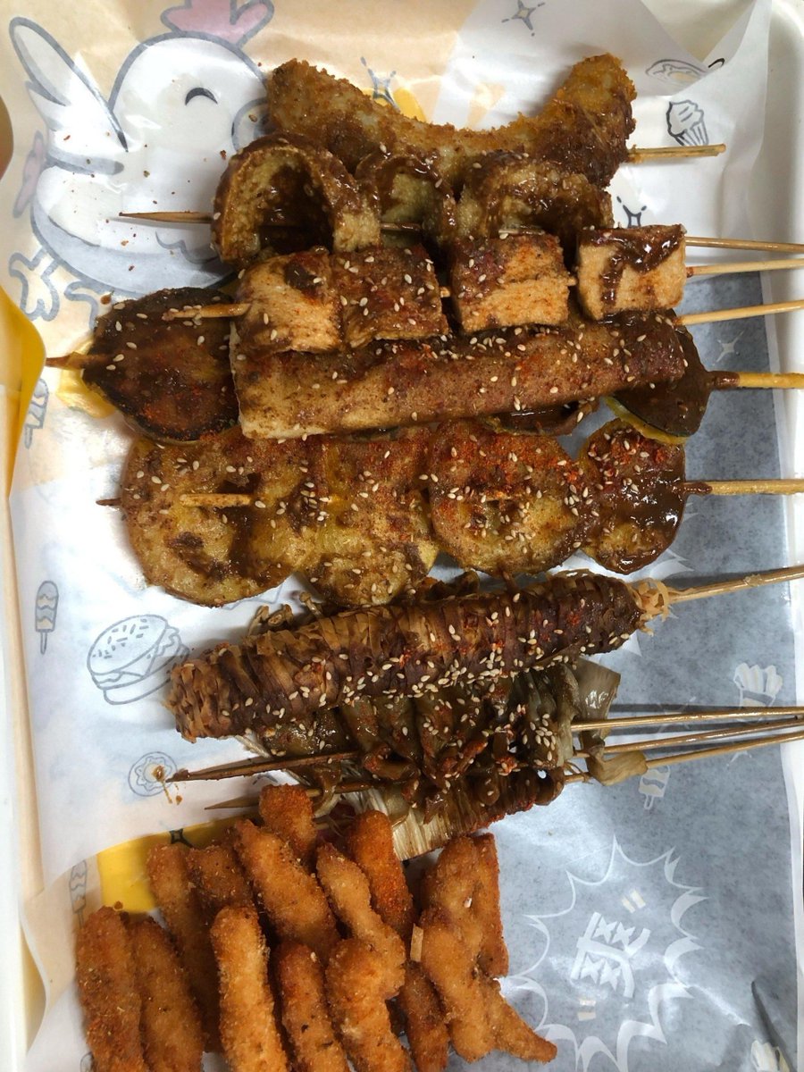 JermaineBausman's tweet photo. Craving late-night street vibes Warm crispy fried chicken skewers with chili flakes—perfect quick bite to chase the chill tonight! https://t.co/vjyc8utX2V
