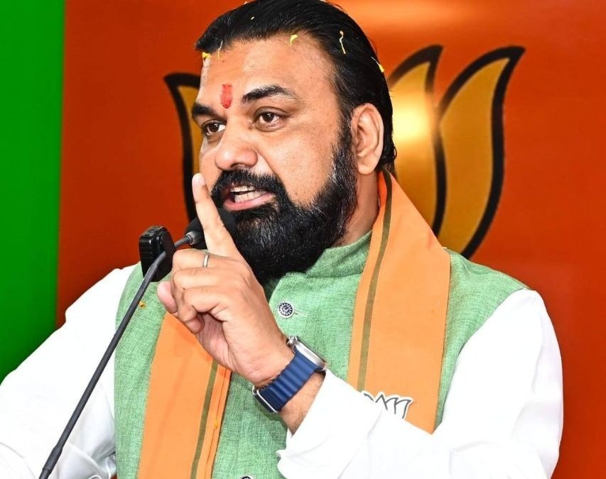 Bahari_Bihari's tweet photo. Why is Tamil Nadu far ahead of Bihar? 🤔

Look at what their newest Chief Ministers prioritized right after taking oath in 2026:

Tamilnadu -CM Vijay

>Fighting NEET Exam
>Demanding Edu Funds
>2-Language Policy 
>Women in Cabinet  
>Rural Welfare Focus

Bihar - CM Samrat

>Swarn Mahapanchyat
>Kushwaha Mahapanchyat
>Hara Gamchha Politics 
>Fake Encounters
>Delhi/Nitish Meetings

One state focuses on institutional growth, education, and representation and the other is still trapped in identity politics and bureaucratic circles.😐