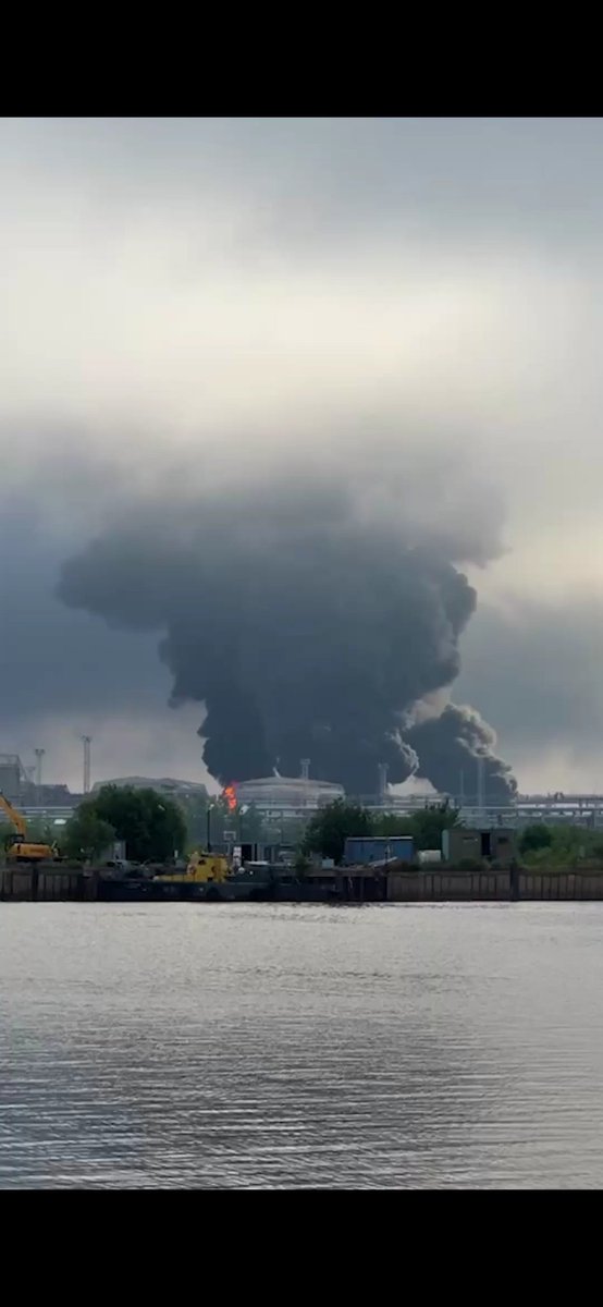 Gyruum's tweet photo. Nella notte l'Ucraina ha colpito infrastrutture petrolifere del porto di San Pietroburgo e obiettivi militari a Kronstadt, a oltre 850 km dal confine ucraino.

Meno entrate per la macchina da guerra russa significano meno risorse per colpire i civili ucraini. 🇺🇦 https://t.co/xQvrKYl7uY