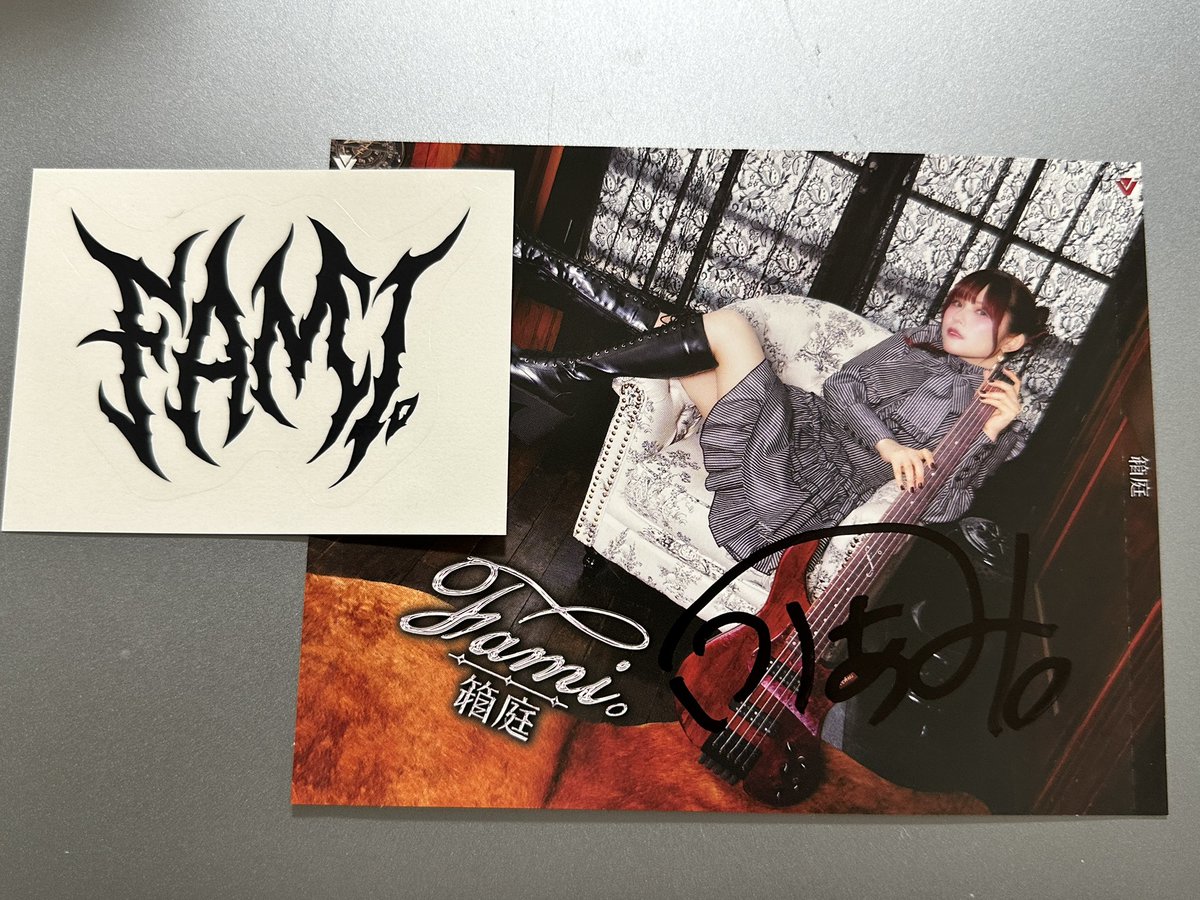 KEN1METAL's tweet photo. Fami。ちゃんのリアルサイン会行ってきた！真っ赤なFender、キラキラして美しかったー。近くで見ると新しい楽器欲しくなっちゃうのよねー
#Fami
#LOVEBITES https://t.co/7BhZsr2sOS