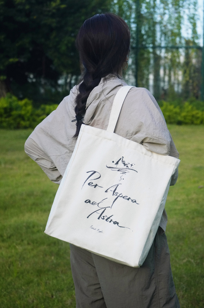 KitLeavignotde's tweet photo. Turn an old denim jacket into a cute picnic tote! Just cut the sleeves, add some straps, and you’ve got a handy, eco-friendly bag for outdoor fun. https://t.co/WbWKQCwB59