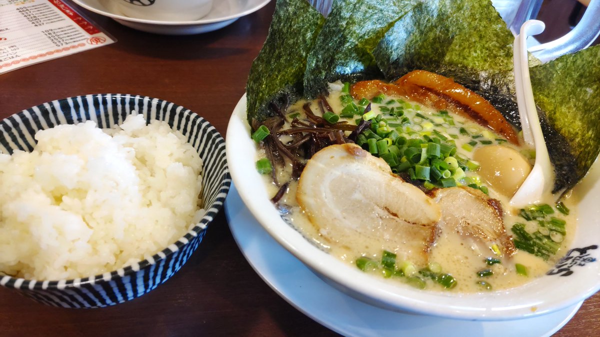 akiha_maromi's tweet photo. スタジオお疲れ様でした!！
あ〜すっあ〜すっ🖤
練習後はラーメン屋で打ち合わせ。
#DARKRAY
#ラーメン https://t.co/sqRH7MBits