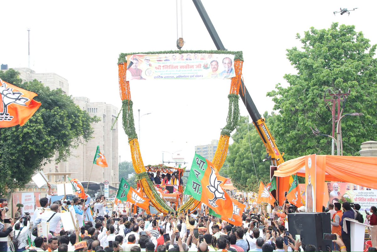 BJP4UP's tweet photo. राष्ट्रीय अध्यक्ष श्री @NitinNabin के पार्टी मुख्यालय, लखनऊ पहुंचने पर कार्यकर्ताओं ने अभूतपूर्व उत्साह के साथ उनका स्वागत एवं अभिनंदन किया।
#NitinNabinInUP https://t.co/8obhX78hAG