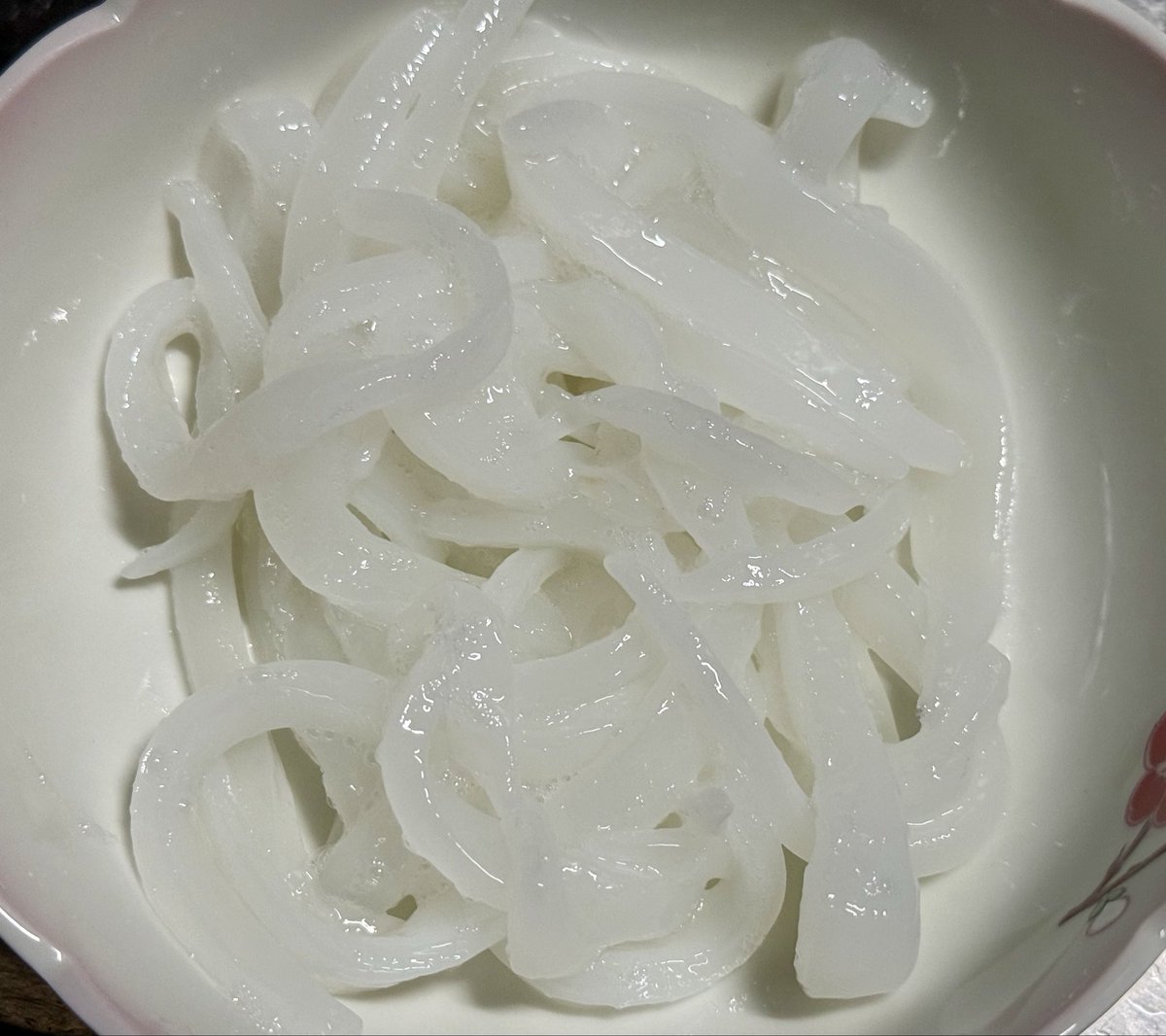 kanon1396's tweet photo. 今日の晩ごはん🍚
鶏の唐揚げ
れんこんだサラダ
イカそーめん https://t.co/LgsoI7lSIz