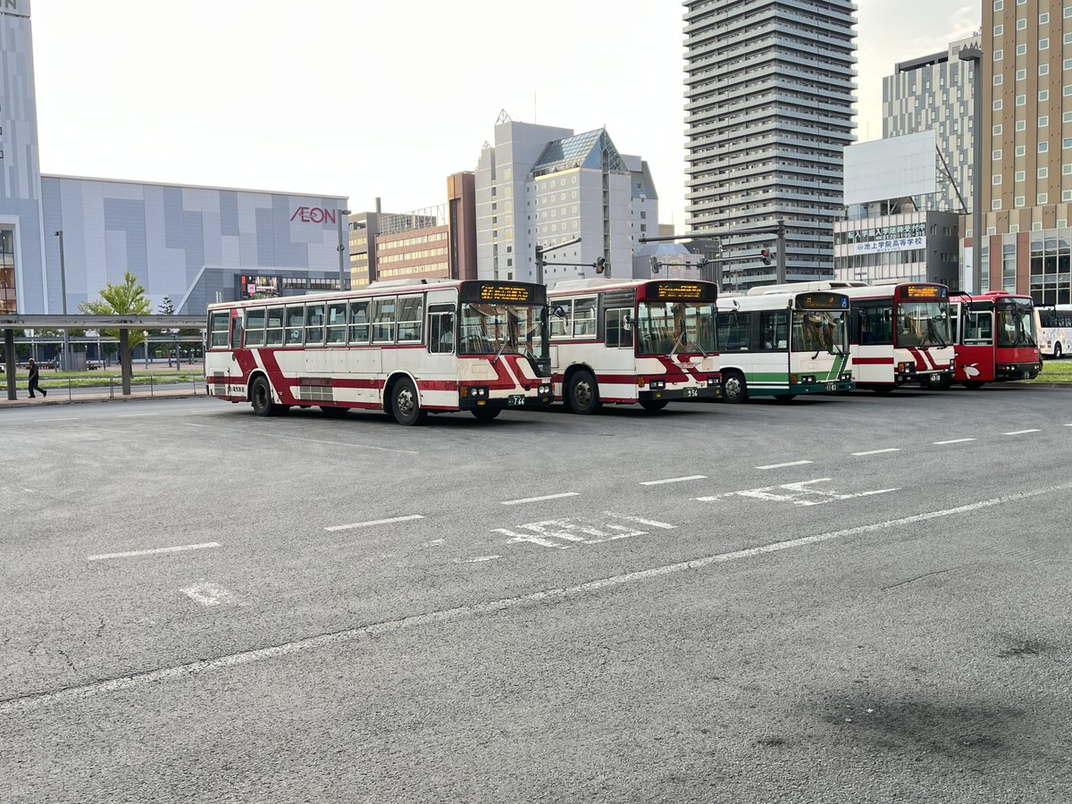 tnsiak's tweet photo. めっちゃ古そうなバス並んでた https://t.co/5oh6SBCB6Q