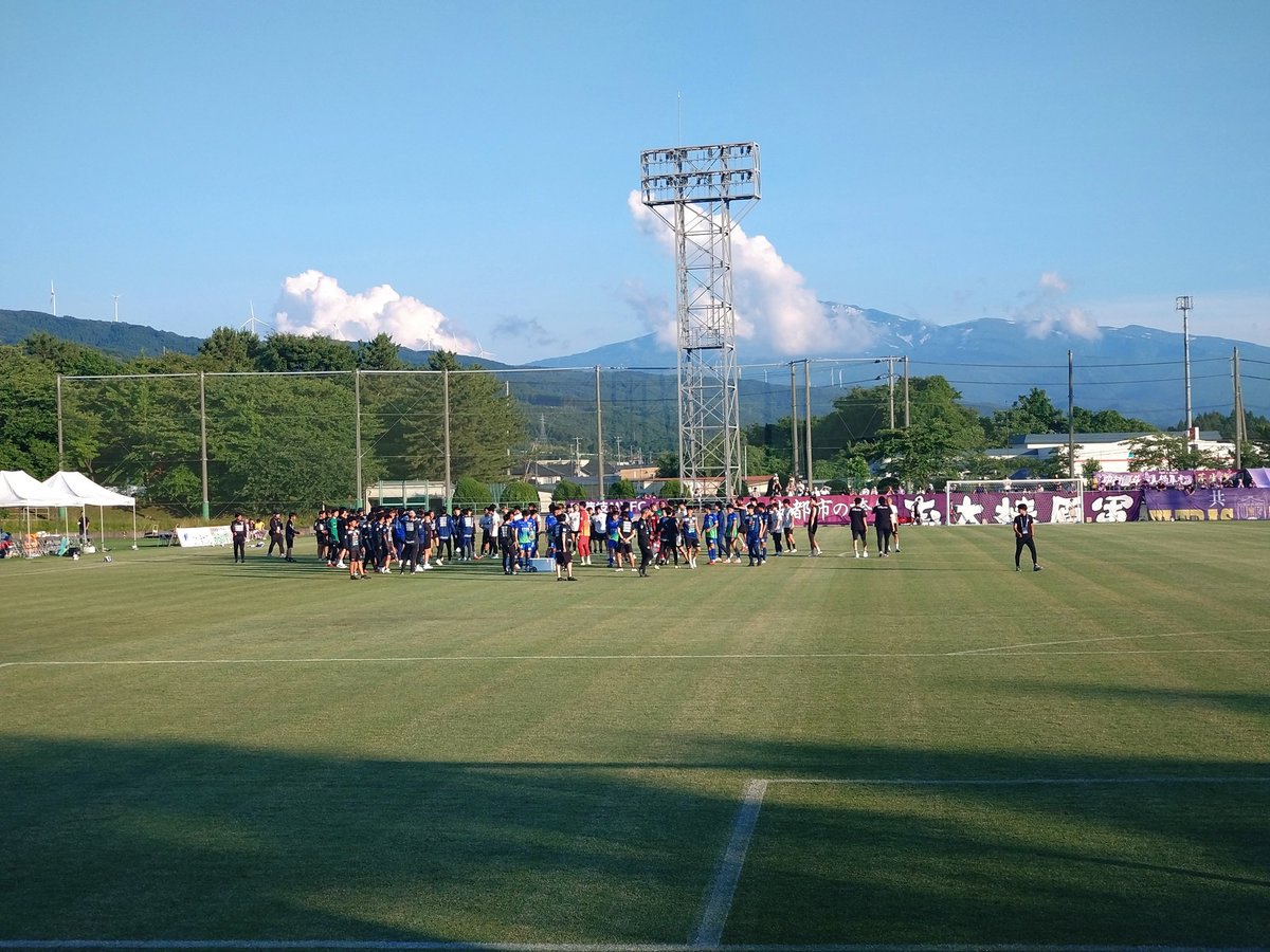 clm_bba's tweet photo. 試合終了。1-2
負けたものの1点はエドが古巣相手に得点。

この試合の収穫を来月の開幕に生かしましょう。お疲れ様でした。

そして藤枝も仁賀保キャンプ開催ありがとうございます。 #ブラウブリッツ秋田 https://t.co/5W4kxlOjk8
