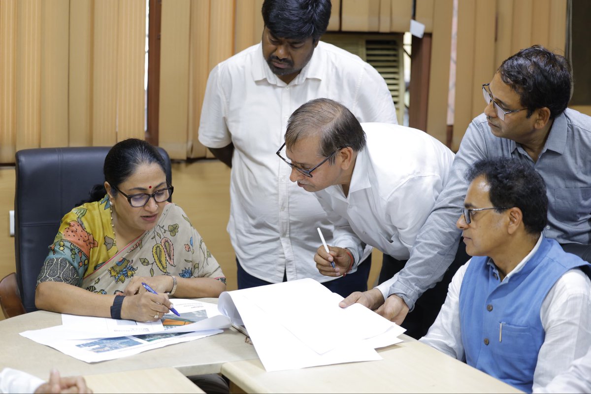 gupta_rekha's tweet photo. दिल्ली स्किल एंड एंटरप्रेन्योरशिप यूनिवर्सिटी (DSEU) के कस्तूरबा पीतमपुरा परिसर का निरीक्षण किया। इस दौरान विद्यार्थियों से संवाद कर उनकी समस्याएं, सुझाव और अपेक्षाएं सुनीं। अधिकारियों और प्रबंधन को निर्देश दिए कि विद्यार्थियों से जुड़े प्रत्येक मुद्दे पर समयबद्ध कार्रवाई सुनिश्चित की जाए।

परिसर में स्वच्छता, बुनियादी सुविधाओं, सुरक्षा और रखरखाव की भी समीक्षा की तथा स्पष्ट निर्देश दिए कि किसी भी प्रकार की लापरवाही स्वीकार नहीं की जाएगी। शिक्षा के मंदिरों में उत्कृष्ट व्यवस्था हमारी सर्वोच्च प्राथमिकता है।

#ViksitDelhi