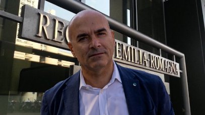 Cisl_ER's tweet photo. 🚨Ritardi nella sottoscrizione del nuovo Patto per il lavoro e per il clima, @filippopieri a #lafinestrasuifatti:  🗣️"Al di là di brevi incontri interlocutori, sono passati tre mesi dall’ultima riunione ufficiale per il rinnovo del 'Patto', ora apprendiamo a mezzo stampa che l’intesa sarebbe in dirittura d’arrivo. Lo auspichiamo, anche se a noi, che siamo tra i firmatari, questa ricostruzione non risulta. Il rischio vero non è che le cose non si facciano, come dimostra l’apprezzata misura sull’economia sociale messa in campo dalla @RegioneER  nei giorni scorsi, ma che si vada avanti a spot, senza una strategia condivisa, perdendo così quel senso dell’agire comune, quella responsabilità comune che da sempre caratterizza le relazioni industriali e costituisce il vanto di questa regione".
🎧https://t.co/EtEhS38PbP