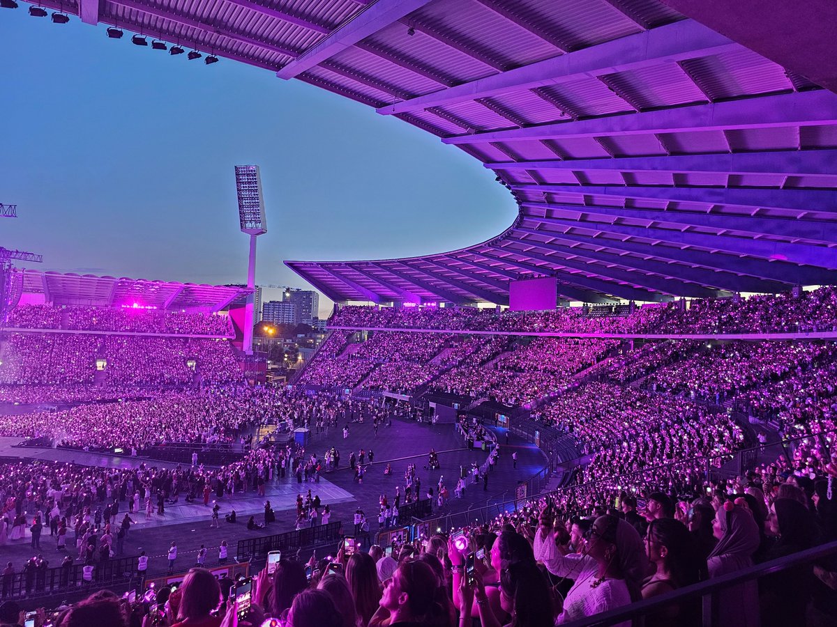 _Ayashee_'s tweet photo. Guys… dreams really do come true. 💜

After more than 8 years, I finally got to be part of the purple wave. I'm honestly speechless. @BTS_twt 

And I couldn't have asked for better company than @JustVtine https://t.co/Tlev3MR9JD