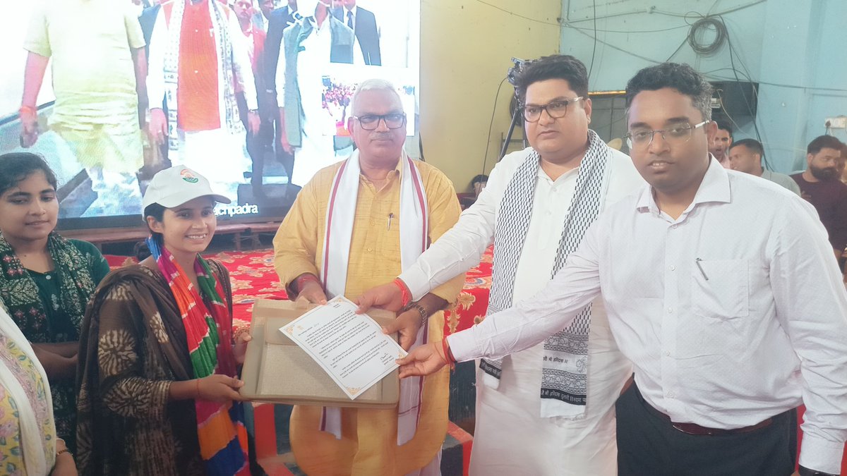 DeegDm24013's tweet photo. #मुख्यमंत्री_रोजगार_उत्सव: डीग के जिला स्तरीय मुख्य समारोह में गृह राज्य मंत्री जवाहर सिंह बेढ़म और विधायक डॉ. शैलेश सिंह ने 592 नवनियुक्त युवाओं को नियुक्ति पत्र सौंपे।
इस दौरान बालोतरा से पीएम मोदी व सीएम भजनलाल शर्मा के लाइव कार्यक्रम का सीधा प्रसारण देखा गया। @DIPRRajasthan https://t.co/scLA5e8V8Z