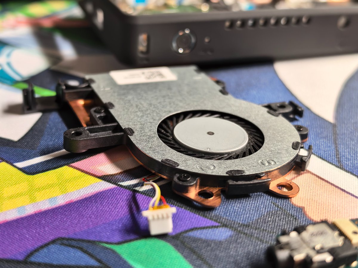 Pecorinebeta's tweet photo. dynaEdge DE100/Pを分解しました。

バッテリーの写真は撮ってませんが、BYD製で身近なところにいたという。
SSDはサムスンのM.2(SATA規格)の128GBなので、同じ規格のSSDを買えば交換や容量の増量は可能。
CPUやメモリをファンを使って強制冷却しているのは興味深いところ。 https://t.co/1mBzoPYK2Y