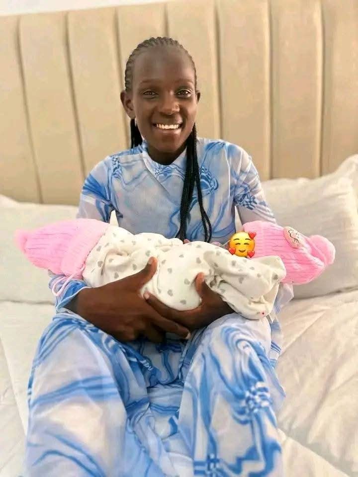 RuttohAlex's tweet photo. NAULIZAAA,HUTU MANZI WA FB DEM WA FB  ametoka kujifungua juzi na anapiga advert usiku na mchana ni kama amesusu tu,!,
📌  Hey moma show our colloquial,gold digger ,low grade intactual ambassador  of high raise standard girls your ways ! 
        Obrigado !!
         Segei Alex https://t.co/SvoJEVi8ns
