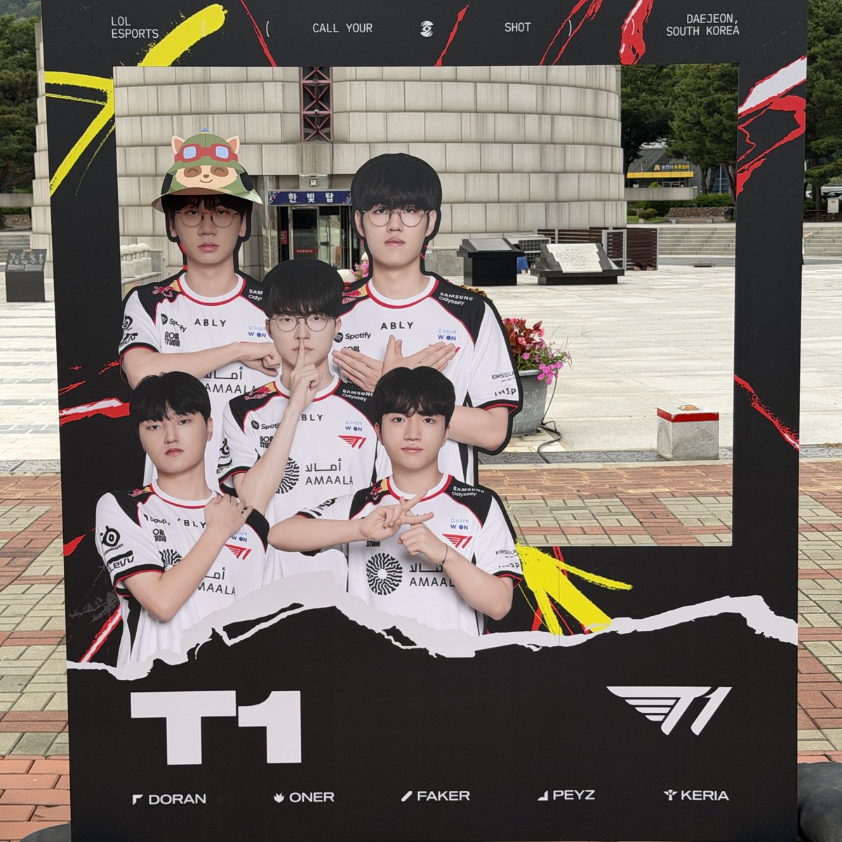 dear_doran's tweet photo. 개웃겨 누가 티원 포토존 도란이한테 티모 썬캡 씌워둠 ㅠㅠㅠㅠㅋㅋㅋㅋㅋㅋㅋㅋ https://t.co/LdZ0GNFWio