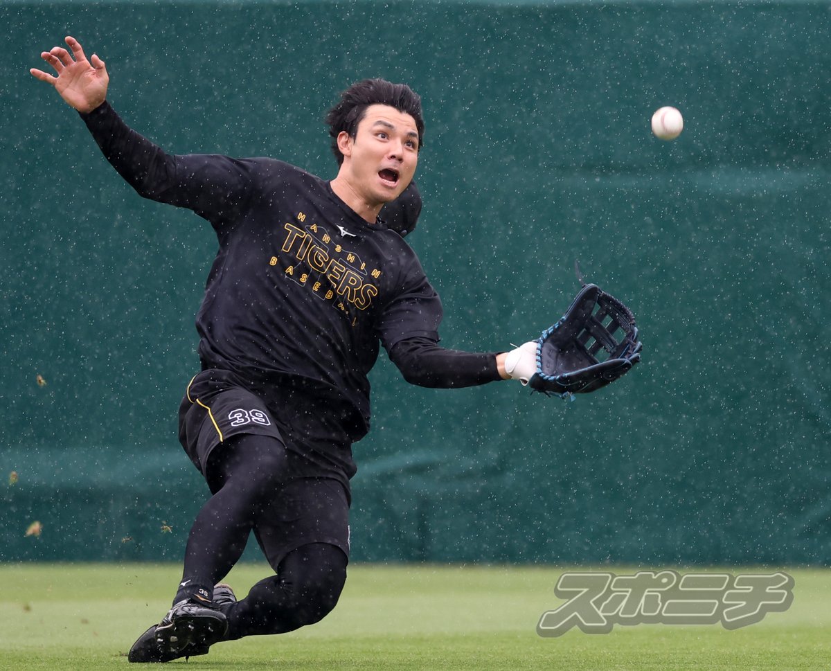 Sponichi_Tphoto's tweet photo. 雨が降りしきる中、ノックを受ける #栄枝裕貴 選手 https://t.co/8nhcOVbQqc