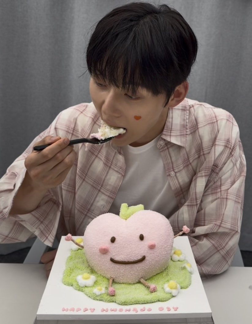 Y52lT's tweet photo. 砂糖警察なのにお祝いのケーキ食べてくれてありがとう https://t.co/nBzKxFn2Is