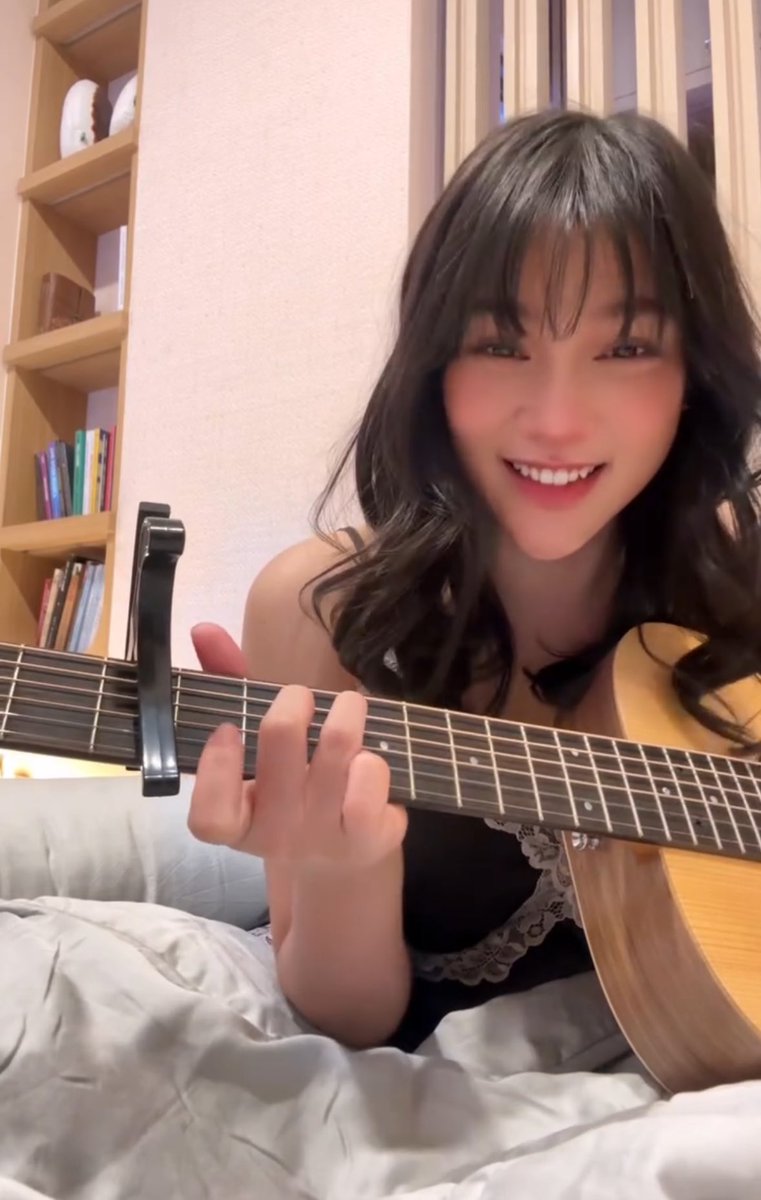 insidefolkative's tweet photo. Momen Davina Karamoy belajar main gitar kali ini pake lagu "Kiss Me". Gimana uda makin jago belom nii? 👏🏻👏🏻 https://t.co/b1zEnEZpqV