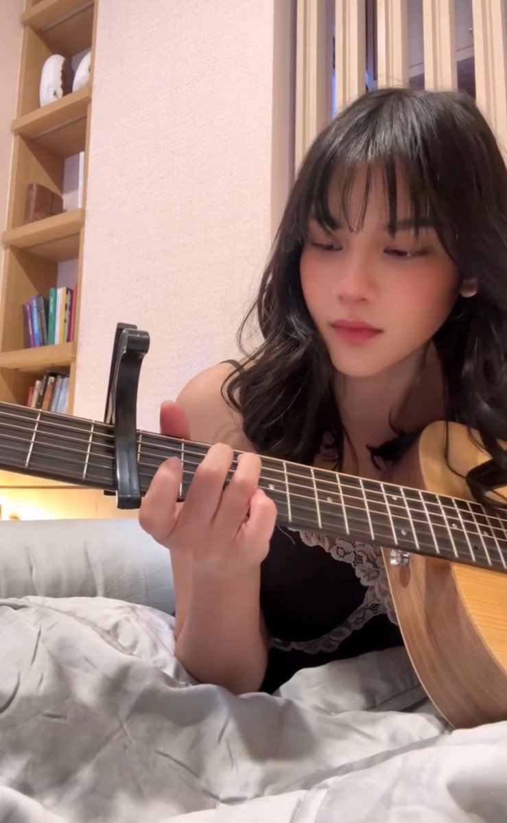 insidefolkative's tweet photo. Momen Davina Karamoy belajar main gitar kali ini pake lagu "Kiss Me". Gimana uda makin jago belom nii? 👏🏻👏🏻 https://t.co/b1zEnEZpqV