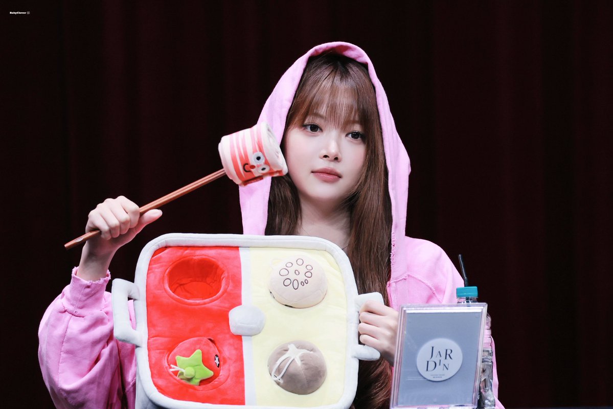 babyclover_hec's tweet photo. 260704 😋

#홍은채 #ウンチェ #HONGEUNCHAE
#은채 #르세라핌 #LE_SSERAFIM https://t.co/voRRz8Achn