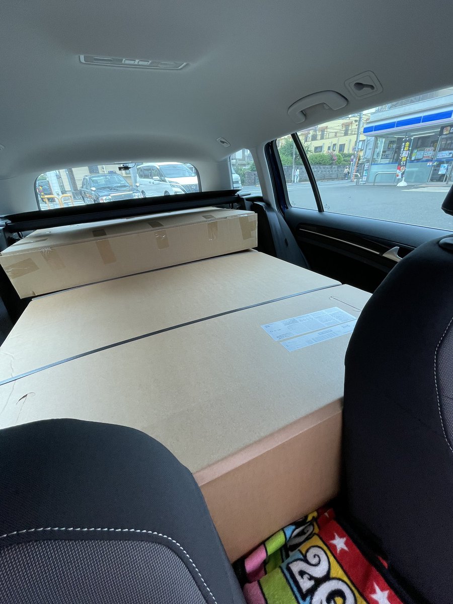 Hi80220's tweet photo. 1930×980mmで48.3キロ+その他を何とかIKEAで積載して帰宅と組立。ゴルフ7 ヴァリアントはIKEA SODERHAMN ソーデルハムン3人掛け載ります。ハンドルが身体に近くなりすぎるので近距離限定です。リアシートクッションを外して行きましたが、外さなくても載りそうな気がします。 https://t.co/ieI4CLTY0H