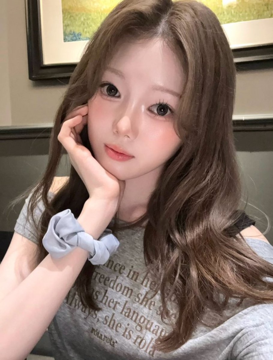 qiqiyowoez's tweet photo. doyeon baddie code ? ⚡️🤎

#KIIRAS #도연 https://t.co/wEPMrGDhdd