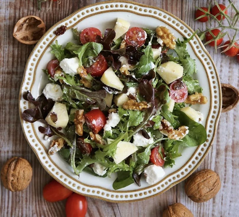 fernandotorner's tweet photo. Wonderful salad with a pocket mix salad, olive oil, apple, goat cheese, nuts and honey. Enjoy the summer https://t.co/ljXiDgbzpC