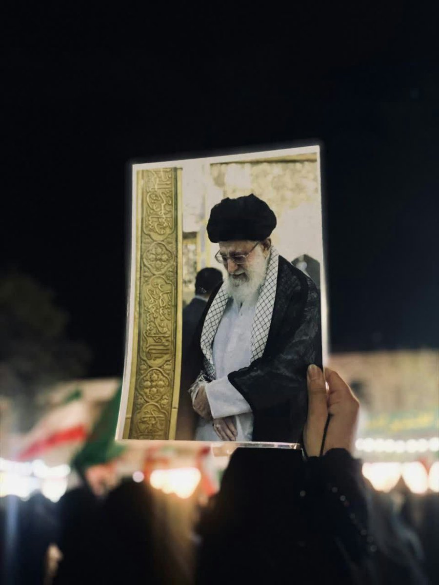 fatemeh0797's tweet photo. مصاف بود و جنگ بود،امام ما حذر نکرد،فدائیان خویش را برای خودش سپرنکرد،به روی قلب میهنم  به افتخارحک کنید که مرد بود رهبرم فرار از خطر نکرد!
#باید_برخاست 
#منادی_بعثت https://t.co/lgc1b9zj26