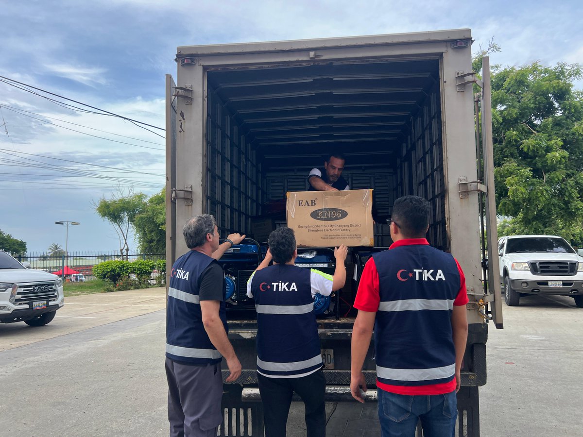 MehmetNuriErsoy's tweet photo. Venezuela ile yıllara dayanan dostluk ve dayanışmamızı, yaşanan deprem felaketinin ardından da aynı kararlılıkla sürdürüyoruz.

Bakanlığımıza bağlı Türk İşbirliği ve Koordinasyon Ajansı Başkanlığımız (TİKA) @Tika_Turkiye aracılığıyla, depremden etkilenen bölgelere ulaştırılmak üzere arama kurtarma ekipmanları, acil ihtiyaç malzemeleri, gıda ve hijyen kitlerini Venezuela makamlarına teslim ettik. Önümüzdeki günlerde barınma ve temel yaşam malzemeleriyle desteğimizi sürdüreceğiz.

Türkiye olarak, insani yardımı yalnızca afet dönemleriyle sınırlı görmüyor; dost ve kardeş ülkelerle kurduğumuz güçlü iş birliğini her koşulda yaşatıyoruz. Venezuela'da bugüne kadar olduğu gibi bundan sonra da ihtiyaç duyulan her alanda dayanışmamızı sürdürmeye devam edeceğiz.

Depremin yaralarının en kısa sürede sarılmasını temenni ediyor, dost ve kardeş Venezuela halkının bu zorlu süreci dayanışma içinde aşacağına yürekten inanıyoruz.