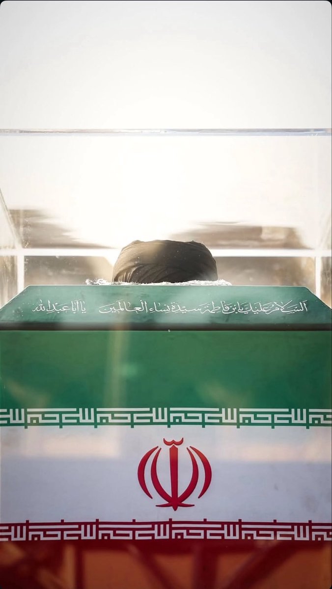 ali_benjermi's tweet photo. تَمشي الأَكُفُّ بِهِ وَتَعْلَمُ أَنَّها
تَحمِلُ نورًا، لَيْسَ بَعْدَهُ نورُ
#قوموا_لله 
 #تشييع_إمام_المستضعفين https://t.co/9QxQNenI4x