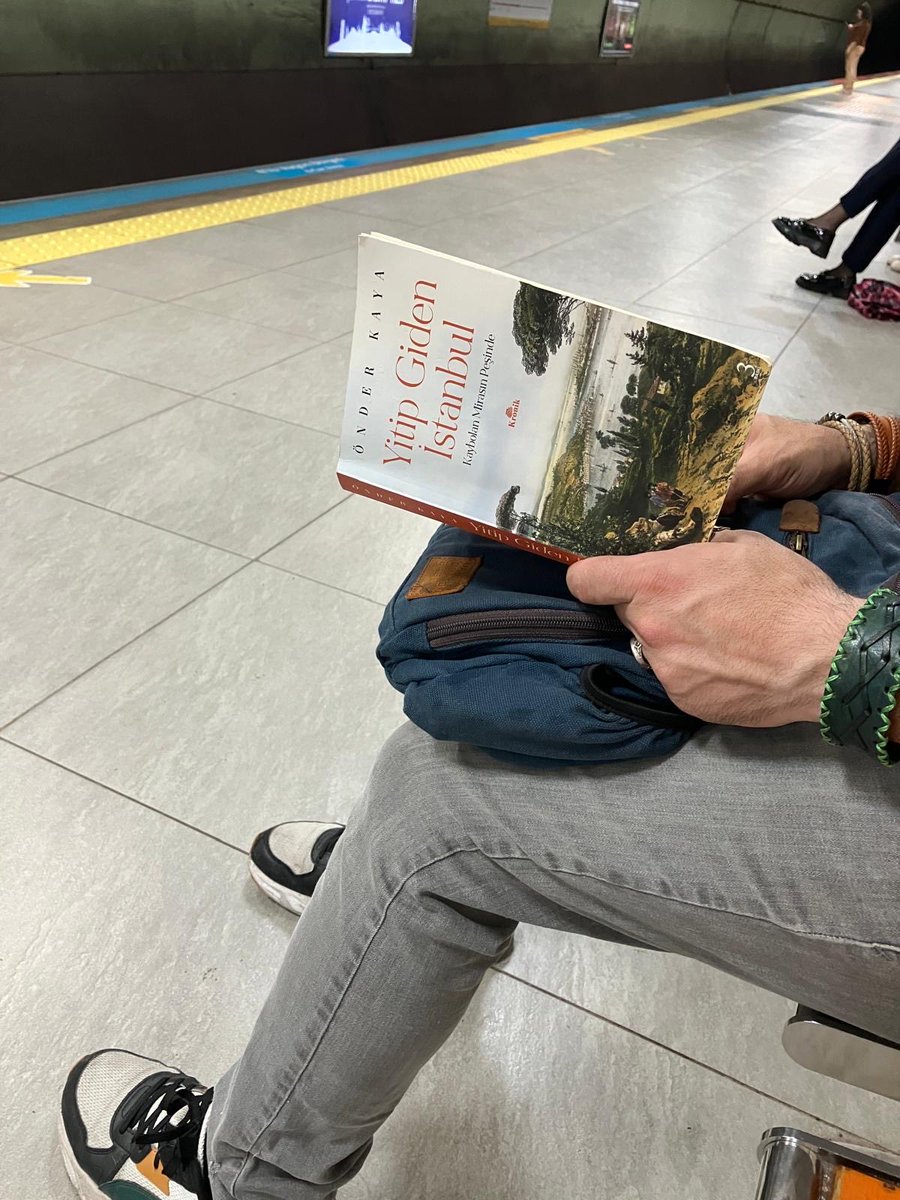 onderkayaistan1's tweet photo. Metroda keyifli bir tesadüf :) https://t.co/kBQ7CIylOk