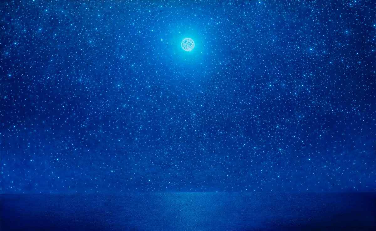 yukotakada_work's tweet photo. 春からずっと描いてきた満月と星空を描いた作品が
完成いたしました！！

3月の皆既月食の夜に屋久島のいわさきホテルの
部屋から観た満月があまりに圧倒的で美しくて、
鳥肌の立つ腕をさすりつつこれは描きたい！と
久しぶりに夜空を、
満月と、新月の満天の星空を描きました。

夜空を眺めていると無限に見えてくるような
怖いような星空もとても好きで、
あの気が遠くなるような安らぎを思い出しつつ、
できるだけ正確に星たちを描いていたら
なんだか果てしないような日々でした‥。

心が広がっていくような心地よい無力感や
深い安らぎは、屋久島の森に感じる救いとは真逆のようで
どこか似ているように感じる今日この頃です。

来年の東京での個展に出品したいと思ってますので、
個展で観ていただけたらとても嬉しいです！