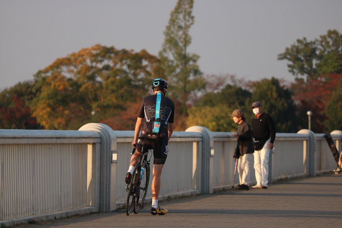 Mazin_No_Yoco's tweet photo. 最近自転車始めた人は知らないかもしれないけど、10年ほど前、ツールドフランス常勝チームのスーパーエース・フルームがなぜか俺たちの多摩湖で一人サイクリングしてた時の衝撃たるや🫨
嘘でもAIでもないんスよこれ https://t.co/hgqk2QZ1jU