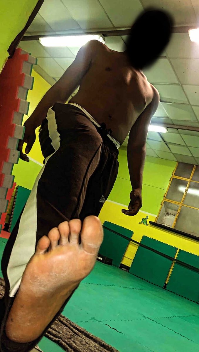 AlphaMandras's tweet photo. Mi vedi, sudato sul tatami appena finito l’allenamento incazzato, vieni a leccarmi i piedi e in ginocchio. 
#findom #moneyslave #paypig https://t.co/LAV4rw1P8p