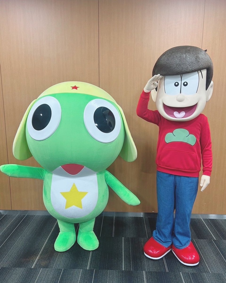 osomatsu_PR's tweet photo. 【オフショット②】
「#ナナナのバースデーパーティ2026」ありがとうございました🙌 

🐸ケロロ軍曹とのツーショット🐸
コラボグッズの詳細は後日解禁いたします！お楽しみに！

@keroro_anime
#おそ松さん #おそ松さん10周年ありがとう https://t.co/woRhN7fsHe