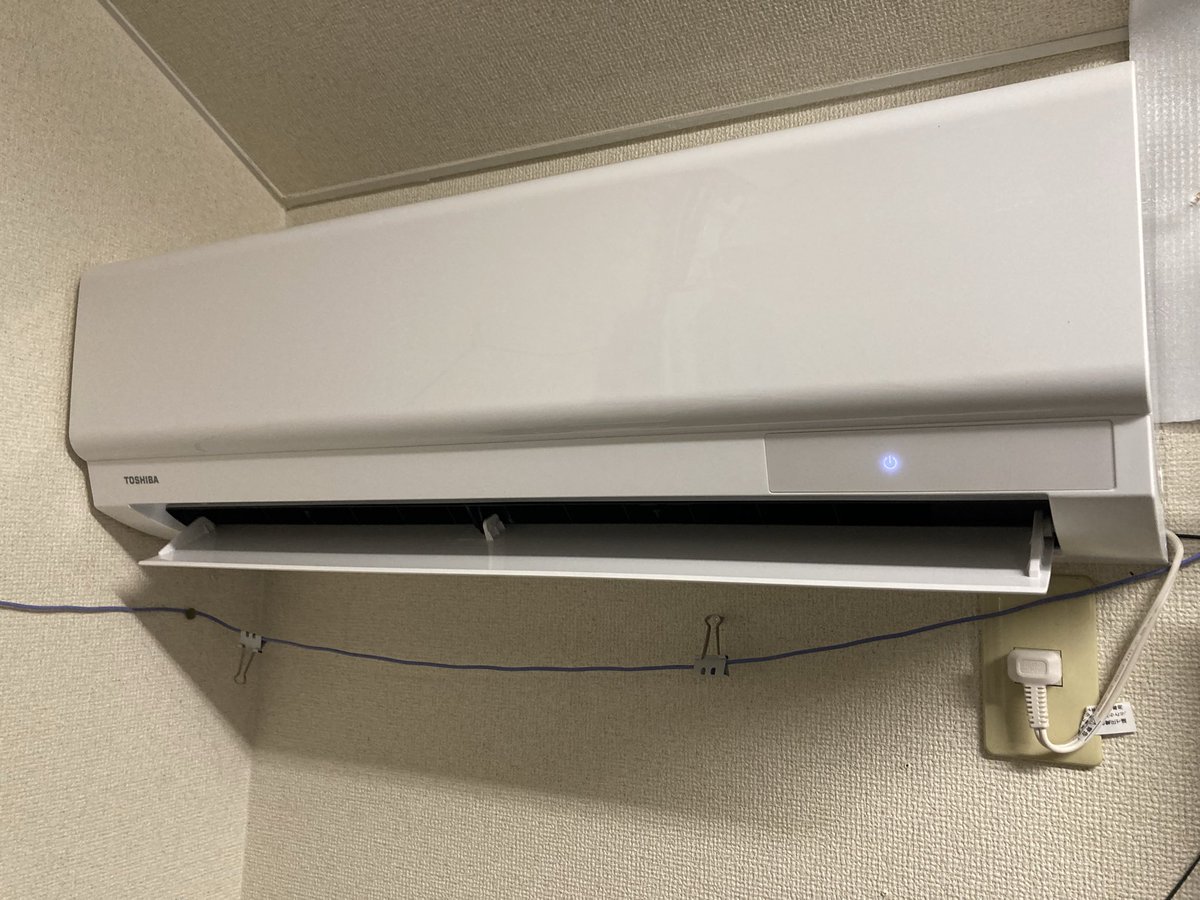 flawBKwork's tweet photo. ボロボロのナルディと新品のエアコン装着 https://t.co/sml3zj7fuS
