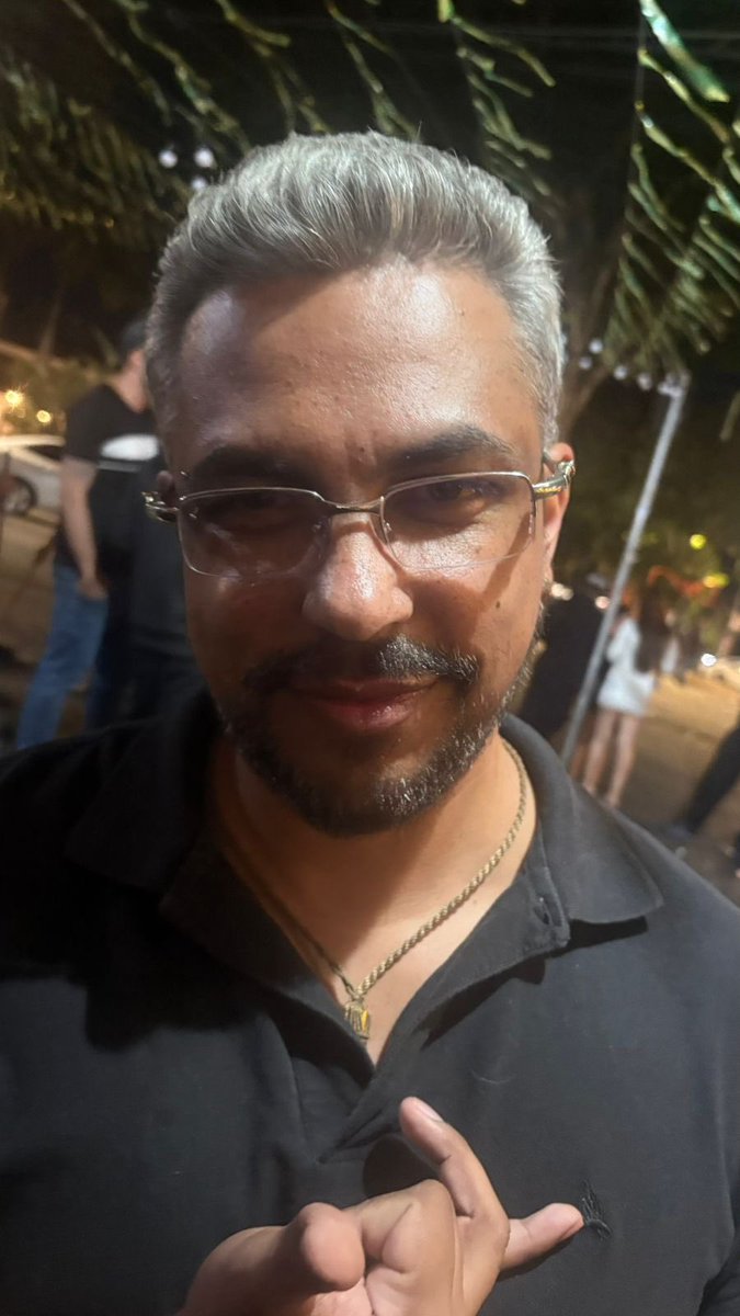 sweeterplacr's tweet photo. minha melhor amiga encontrou esses dois homens ontem e ela promete que eles são de alguma novela mas eu não ideia e nem ngm, alguém já viu? https://t.co/DPQB5XxY7n