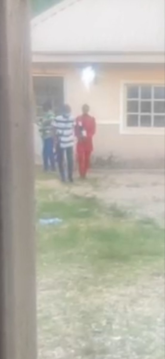 fejirooliver86's tweet photo. Dear IGP @TunjiDisu1 of @PoliceNG @PoliceNG_CRU , these are your officers on mask to avoid being identified, kidnapping Secrets Reporters @SRepnewsroom journalist, Stanley Ugagbe on the instruction of CBN Deputy Governor, Emem Usoro, concerning a report by the medium.

He’s currently with you in NCCC.

Do your men now kidnap journalists for public servants like @cenbank staff instead of inviting them using our tax payers money?

@CPJAfrica @amnesty @CPJMENA
