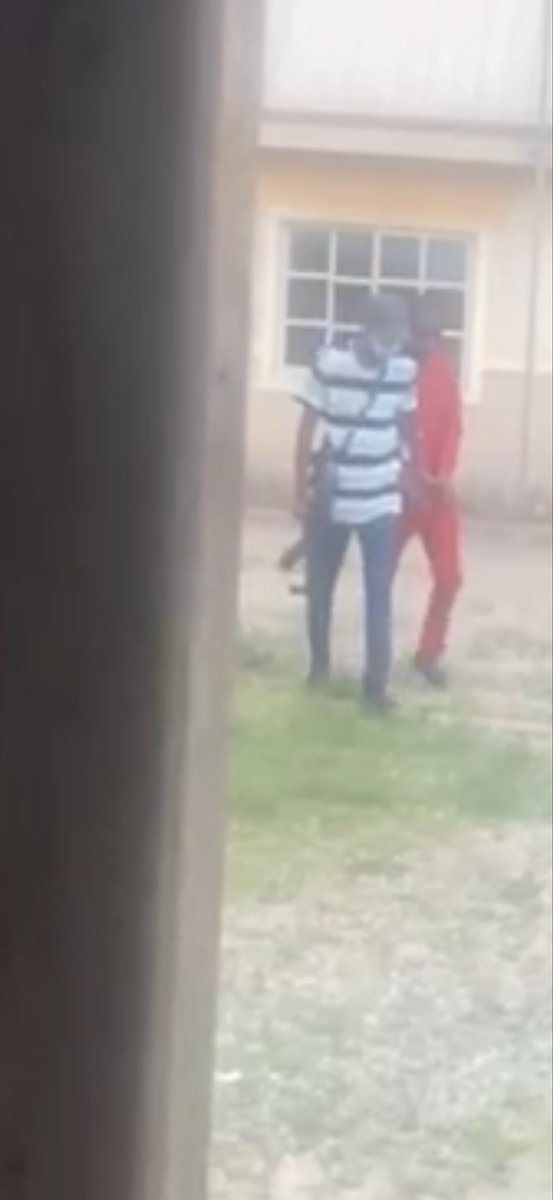 fejirooliver86's tweet photo. Dear IGP @TunjiDisu1 of @PoliceNG @PoliceNG_CRU , these are your officers on mask to avoid being identified, kidnapping Secrets Reporters @SRepnewsroom journalist, Stanley Ugagbe on the instruction of CBN Deputy Governor, Emem Usoro, concerning a report by the medium.

He’s currently with you in NCCC.

Do your men now kidnap journalists for public servants like @cenbank staff instead of inviting them using our tax payers money?

@CPJAfrica @amnesty @CPJMENA